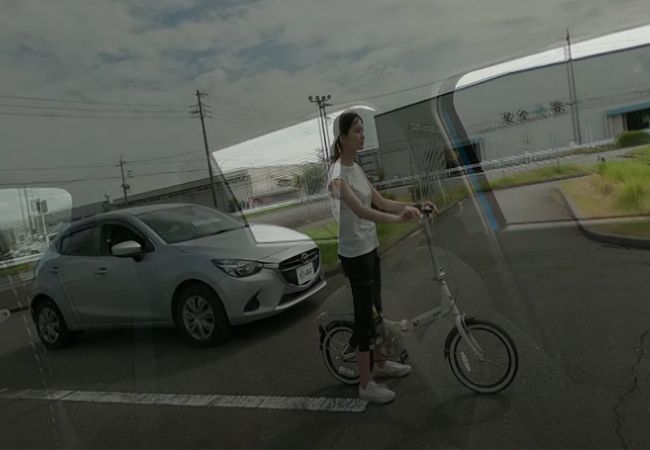 ▲動画では徐々に車体が透けてクルマの死角に自転車とクルマが確認できる