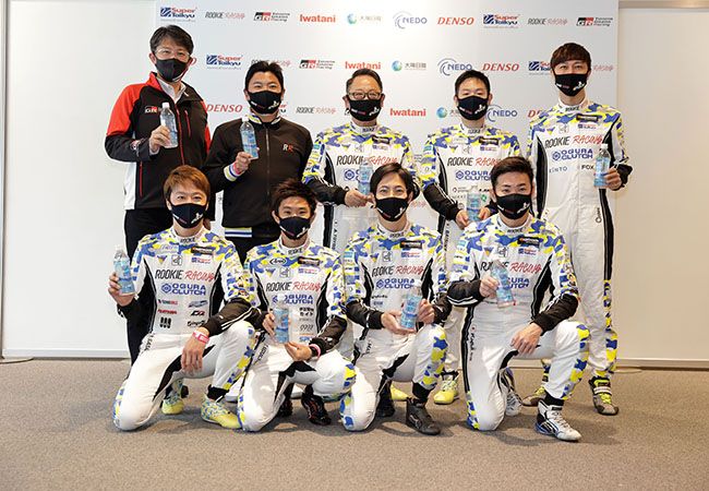▲トヨタの豊田章男社長（後列中央）は「MORIZO」のレーサー名で出場　チームが走った358ラップ中57ラップを担当