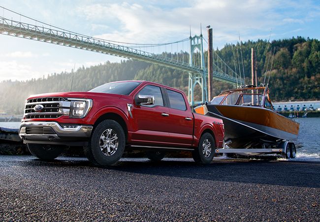 ▲フォードFシリーズ　米国のトラック市場では牽引性能が重視される　趣味のプレジャーボートを運ぶ際にトラックは便利
