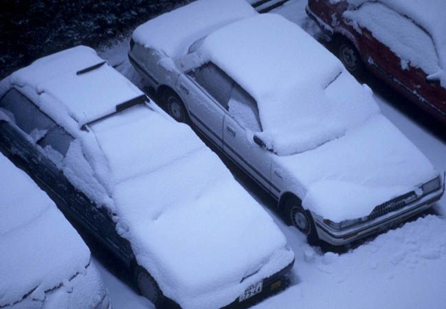 ▲氷結したウィンドウはケミカル剤の利用でクリアな視界が確保できる　屋根から雪が落ちてくる場所には駐車しない
