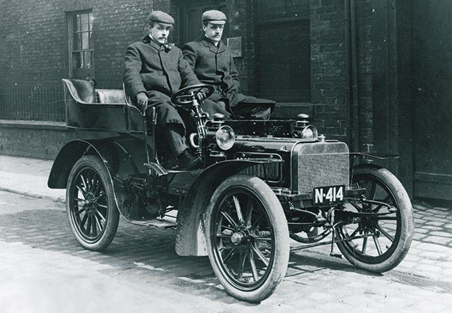 ONE OF THREE ROYCE CARS BUILT, PICTURED IN COOKE STREET, MANCHESTER, 1904.jpg