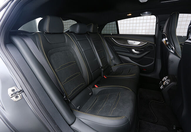 AMGパフォーマンスパッケージ装着車はサーキット走行にも対応するバケットシート（写真）装着　調整はフル電動　後席スペースは広い