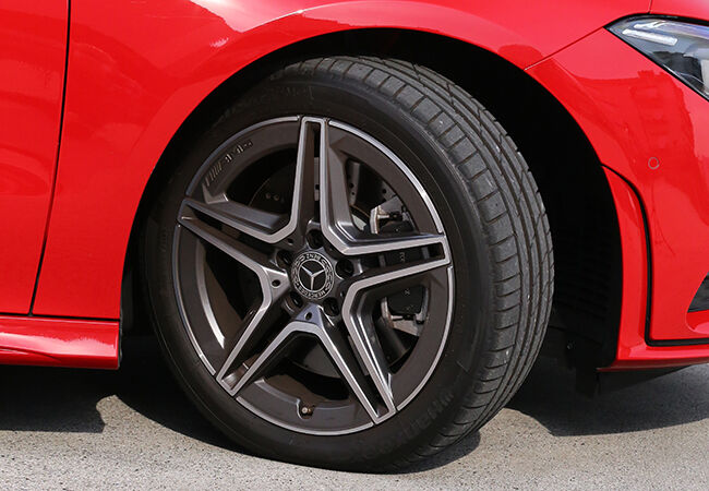 AMGラインは5ツインスポークアルミ標準　タイヤサイズは225/45R18　足回りはスポーツ設定