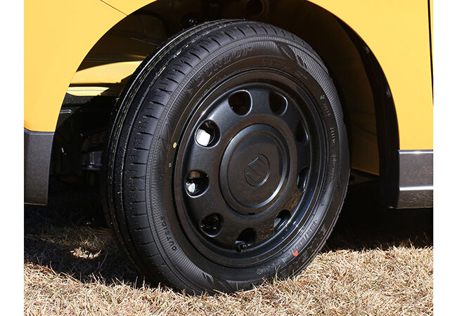 ガンメタ色のシンプルアルミ標準　タイヤサイズは165／65R14