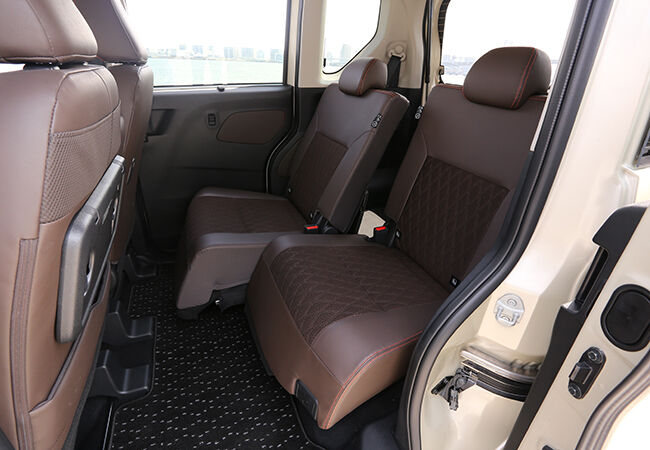 室内長2200mm　シートはクッション性に優れた快適設計　後席は左右独立320mmのスライド＆リクライニング機能付き　低床設計により乗降性優秀