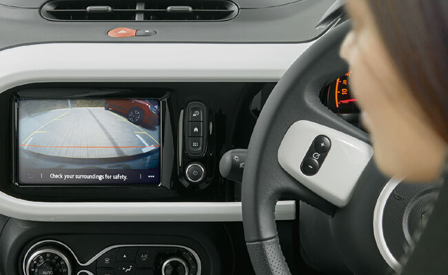 ▲後退の際、シフトレバーをRに入れると車両後方の映像が7インチタッチスクリーンに表示され、ドライバーの駐車等をサポートする