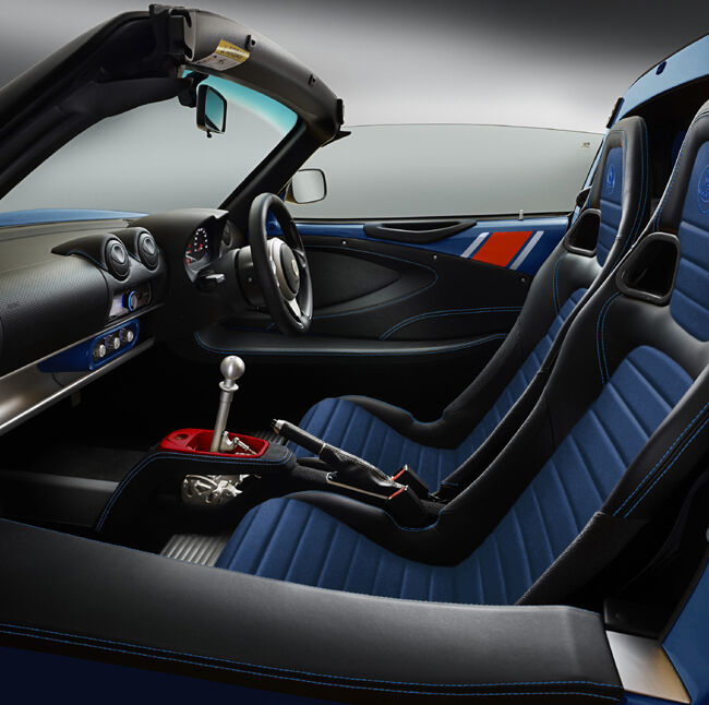 ▲ブルーのボディカラーにレッド＆シルバーのストライプを配した仕様は、いわゆる“エセックス”カラーのロータス「タイプ81」がモチーフ。内装にはブルーのシートセンター表地やアッパードアトリムにレッドのアクセントカラーを採用する