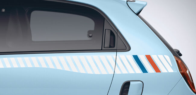 ▲ブルー ドラジェのボディカラーに飛行機雲をイメージした専用トリコロールサイドストライプを貼付する