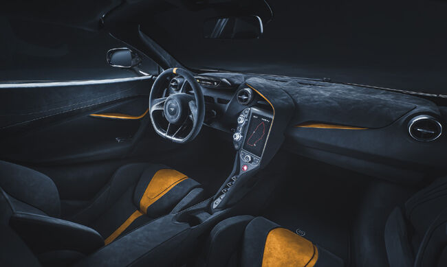 ▲ダヴ・グレー（写真・上）またはマクラーレン・オレンジ（同・下）をアクセントカラーに据えるビスポークのブラック・アルカンターラ内装を採用。また、カーボンファイバー製レーシングシートと12時の位置にアクセントカラーと同色のマーキングを施したステアリングホイールを特別装備する