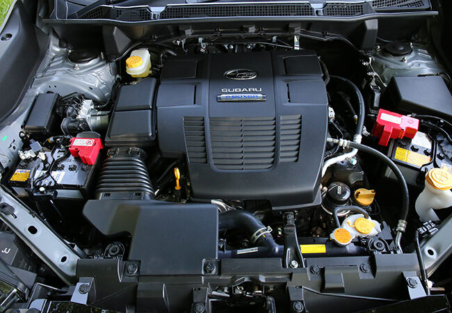 1995cc水平対向4DOHC16V（145ps）＋モーター（13.6ps） 　WLTCモード：14.0km／リッター　2.5リッター自然吸気（184ps）も設定