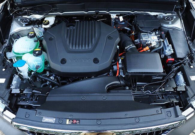1476cc直3DOHC12Vターボ（180ps／265Nm）＋モーター（60kW）　システム出力262ps　WLTCモード燃費：14.0km／リッター