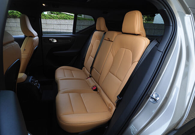 シートは本革　サポート性と座り心地良好　前席電動調節機構＆前後シートヒーター標準