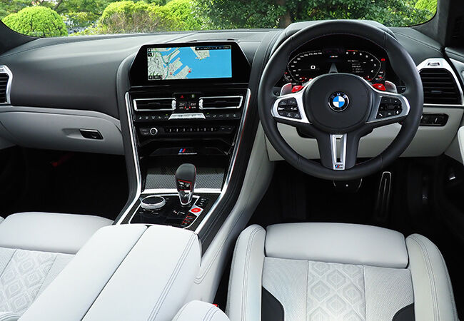 室内はラグジュアリーな雰囲気　M8は快適装備満載のサーキット走行対応モデル　ボディサイズは大柄だがクルマとの一体感が味わえる　Mセレクトボタン付き専用スポーツステアリング装着　インパネの基本造形は最新BMW共通意匠