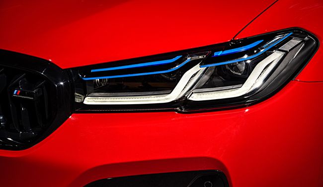 ▲ヘッドライトをL字型の新LEDタイプに変更し、BMW伝統の4灯ヘッドライトを表現しながらモダンかつスポーティなイメージを際立たせる