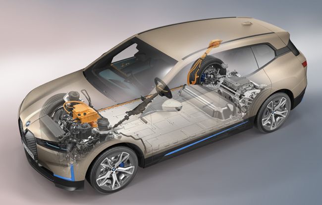▲パワートレインには第5世代の「BMW eDrive」を搭載。電気モーターは前後に1基ずつ、計2基を配置し、最高出力は370kW（500ps）以上を発生する