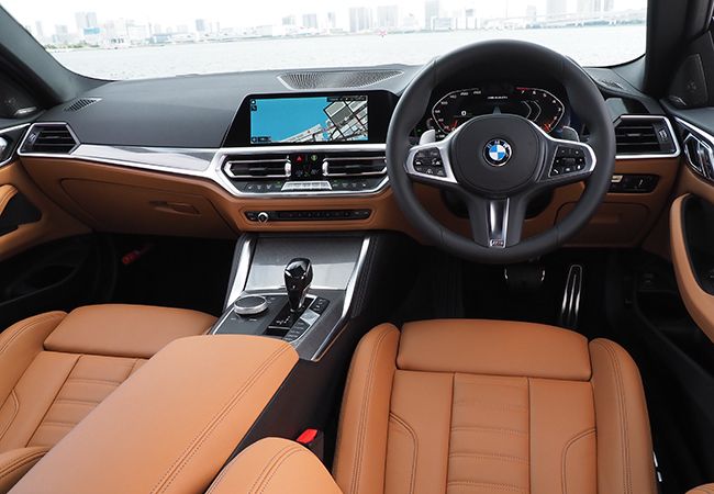 インパネは最新BMW共通イメージ　10.25インチセンターディスプレイ標準　室内加飾はアルミ・テトラゴンとパールクローム　操縦感覚は滑らかで正確