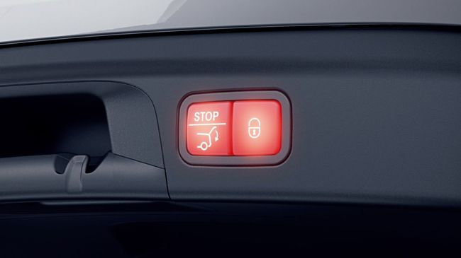 ▲テールゲートのスイッチ（写真）のほか、運転席やエレクトロニックキーのスイッチでも電動で開閉が可能なEASY-PACK自動開閉テールゲートを装備