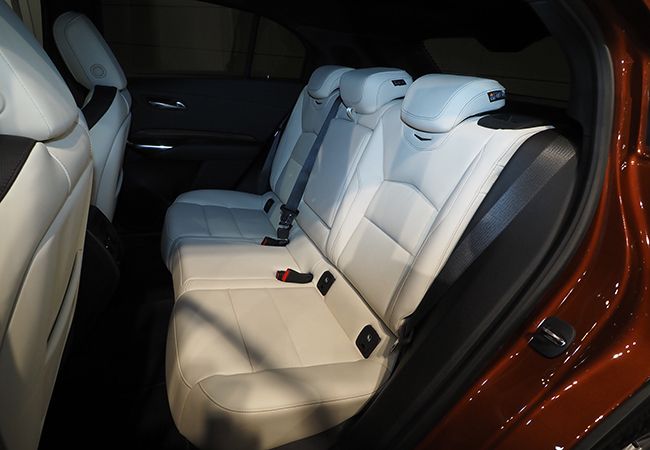 シートは大型サイズの本革標準　前席は電動調節＆マッサージ機能付き　乗り心地はしっかりとした快適セッティング