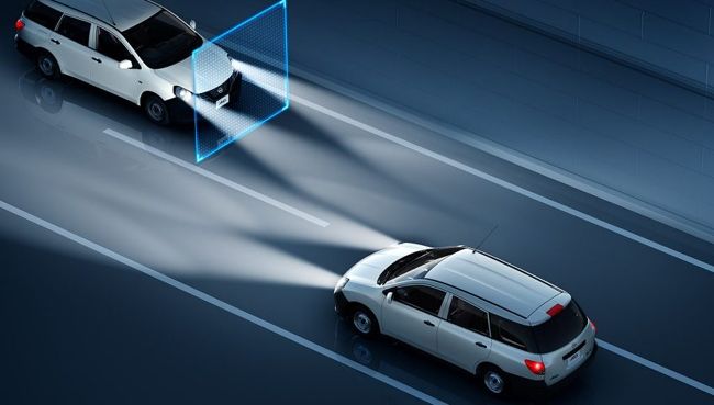 ▲先行車または対向車や周囲の明るさなどに応じて自動的にヘッドライトの上向きと下向きを切り替える「ハイビームアシスト」を設定