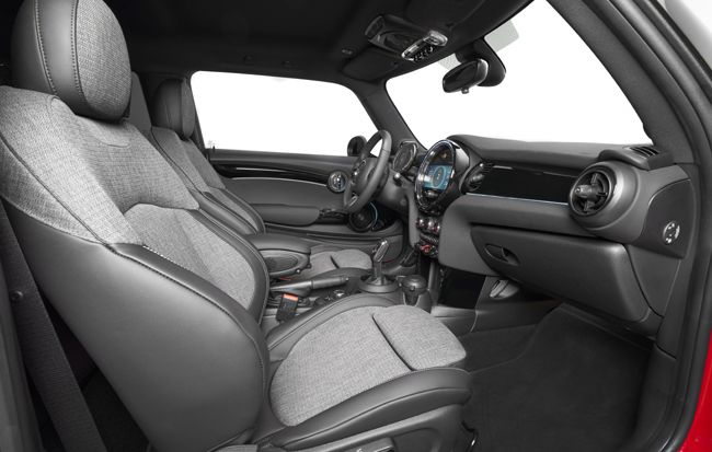 ▲クーパーは前席スポーツシートを装着。写真はクロス／レザレットのシート表皮。日本導入モデルのハンドル位置は右