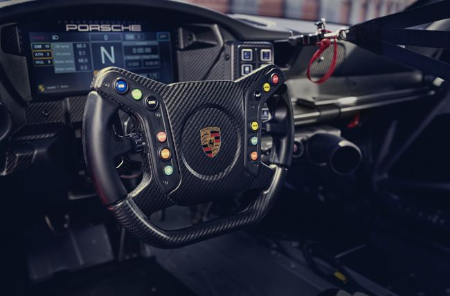 ▲911 GT3 Rから採用したカーボンファイバー製モータースポーツマルチファンクションステアリングホイールを装着。ハンドル位置は左