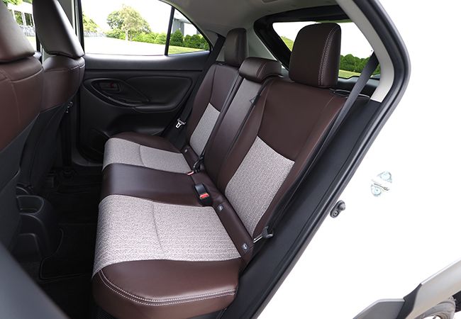 Zは合成皮革＋ツイード調ファブリックのコンビシート　後席着座姿勢はアップライト　前後席とも広く開放的　室内長1845mm