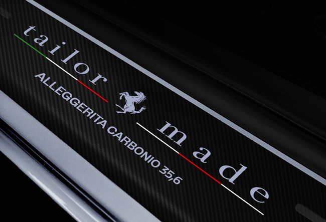 ▲リアのバルクヘッドに装着するデディケイションプレート（写真・上）とドアシルに配するキックプレート（同・下）には、跳ね馬と「tailor made」「ALLEGGERITA CARBONIO 35.6」のロゴを刻印