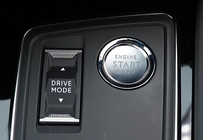 走行モードは4種切り替え式　コンソールにスイッチを配置