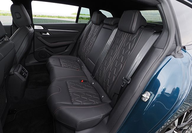 上質な座り心地のナッパレザーシート標準　前席はマッサージ機能（マルチランバーサポート）内蔵　低めの着座位置がスポーティな印象を強調