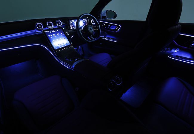 アンビエントライトは64色から選択できる設計　単色の発光に加えて色の連続変化も楽しめる　ACの温度設定に応じ青や赤に点灯する機能も搭載
