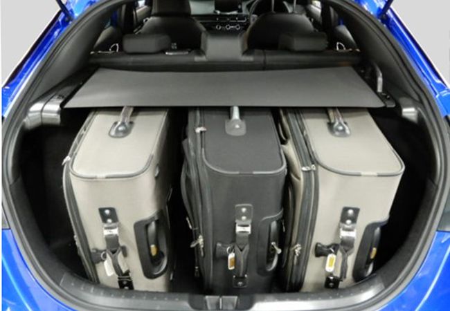 トランク容量は後席使用時452リッター（EXは446リッター）　25インチスーツケースが3個／9.5インチゴルフバッグが3セット積める実用設計　リアゲート開口部は広く　積載性ハイレベル