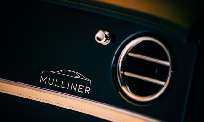 ▲“MULLINER”ロゴを配したインパネやクロームのブルズアイベントを専用装備