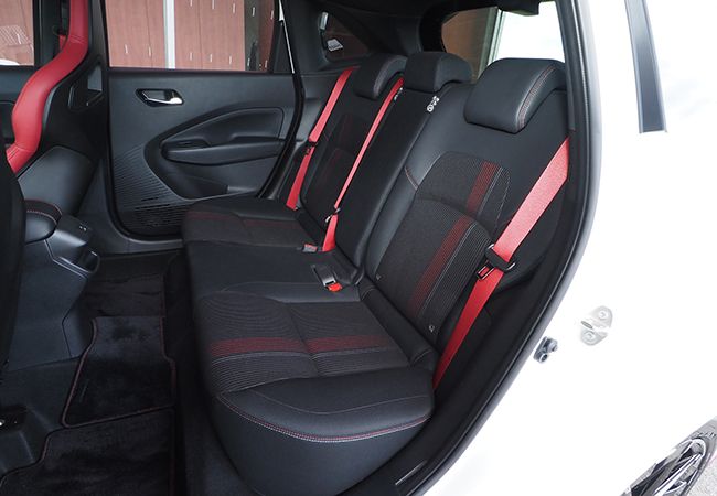 opのレカロ製スポーツシート（39万6000円）はサポート性＆座り心地抜群　ニスモのシートベルトはレッドカラー