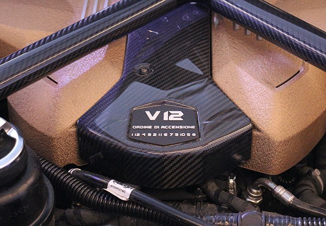 アヴェンタドールは6.5リッターの新開発L539ユニット搭載　2011年モデルの700hpからエッセンツアSCV12の830hpまで様々なモデルが登場した　駆動方式は4WD