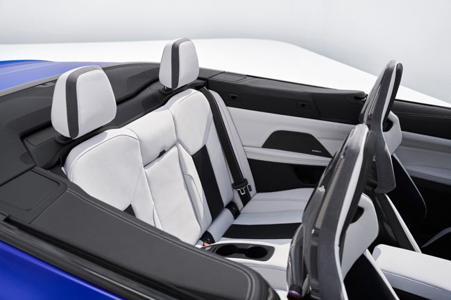 ▲MスポーツシートやM専用カーボンステアリングなどを採用。日本導入モデルのハンドル位置は右