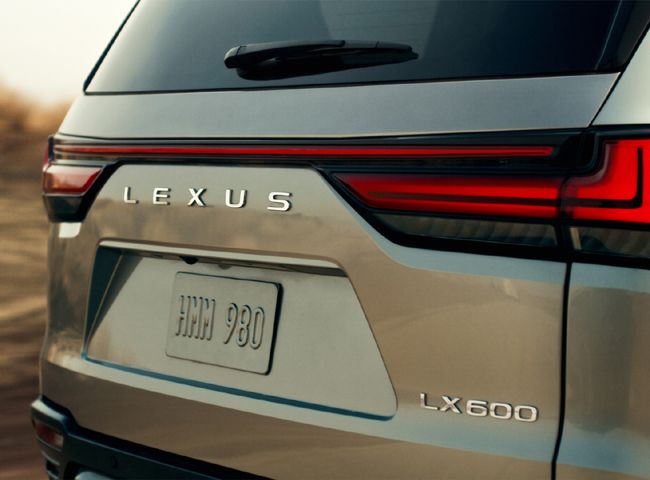 ▲レクサスはフラッグシップSUVの新型LXを、本年10月14日午前1時30分に発表すると予告。リアビューのデザイン画像も先行公開。“LX600”のグレードエンブレムを装着していることから、パワートレインには新しいユニットの搭載が予想される