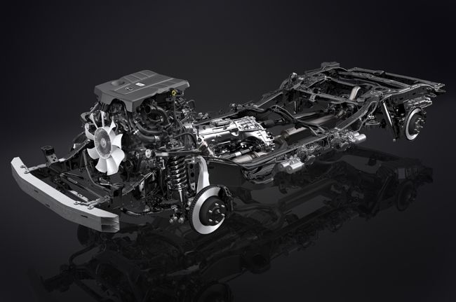 ▲サスペンションはフロントにリバウンドストロークを従来型比で＋15mmとしたハイマウントダブルウイッシュボーン式を、リアに同＋20mmとしたトレーリングリンク車軸式を採用。パワーユニットにはV35A-FTS型3444cc・V型6気筒DOHCマルチホール直噴インジェクタ付D-4STガソリンツインターボエンジン（415ps／650Nm）を搭載する