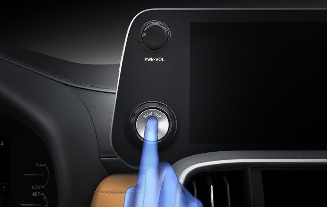 ▲レクサス初の指紋認証スタートスイッチを全車に標準装備。スマートキーを携帯し、ブレーキを踏みながらスタートスイッチ中央の指紋センサーにタッチすると、車両に登録された指紋情報と照合、指紋情報が一致しなければエンジンは始動しない仕組み