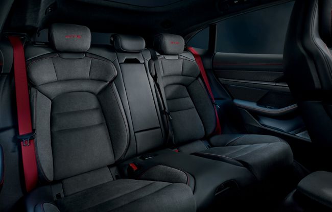 ▲前席には18way電動調節式のアダプティブスポーツシートを組み込み、合わせて前後席のヘッドレストには“GTS”ロゴを刻印する