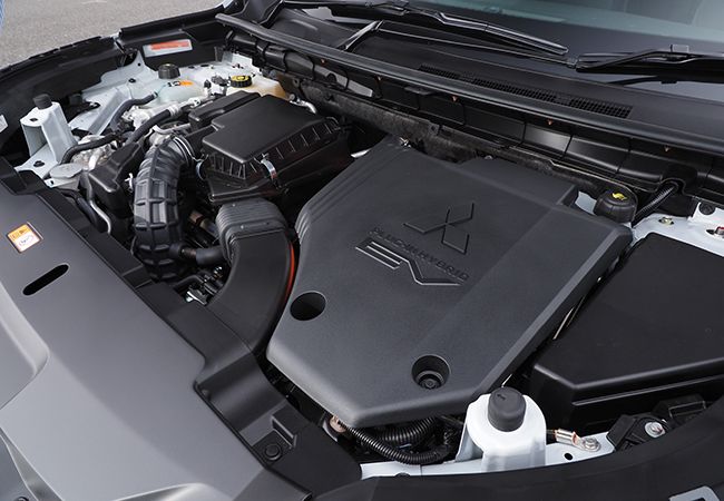 2359cc直4DOHC16V（98kW）＋モーター（フロント85kW／リア100kW）＋20kWh駆動用バッテリーでシステムを構成　WLTCモード燃費は16.2〜16.6km／リッター