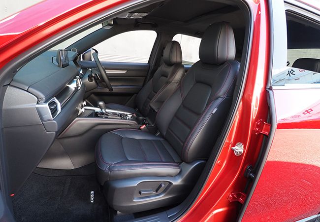 スポーツアピアランスはブラック本革シート標準　前席は電動調節機能付き　新型は車体とシートフレームの取り付け剛性を強化　室内長1890mm
