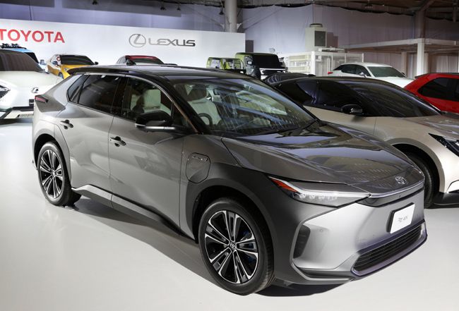 ▲Cセグメントクラスの電気自動車SUV「bZ4X」。2022年年央の発売に向けてトヨタ元町工場で生産準備中