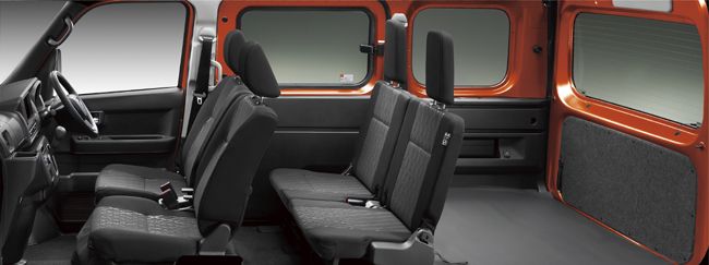 ▲シート表皮にはフルファブリック素材を導入。後席には水平格納式のセパレートタイプを装備