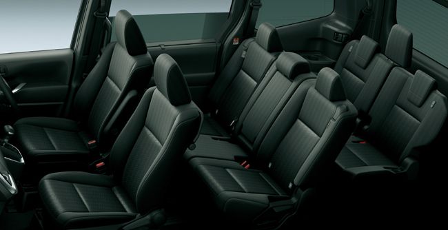 ▲ヴォクシーS-Gにはブラックの上級ファブリックのシート表皮を採用