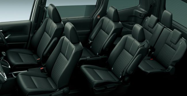 ▲ノアS-Zにはブラックの合成皮革＋ファブリックのシート表皮を採用。7名乗り仕様車の2列目にはキャプテンシートを配備