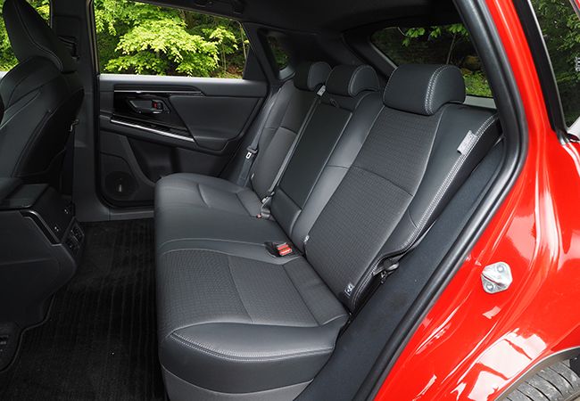 bZ4Xのシートは合成レザー　前席は電動調節機能付き　前後席間距離は1000mmと余裕たっぷり　アップライトな着座位置が開放感を提供