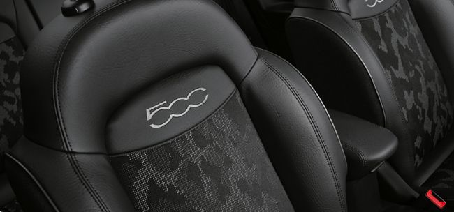 ▲シートバックと座面に迷彩柄のプリントを施した専用タイプのファブリックシートを特別装備。前席にはヒーター機能を内蔵する