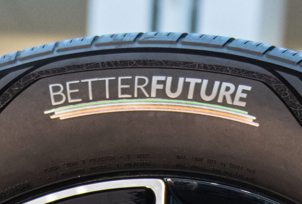 グッドイヤーのタイヤのアップ写真。BETTER FUTUREのロゴ写真