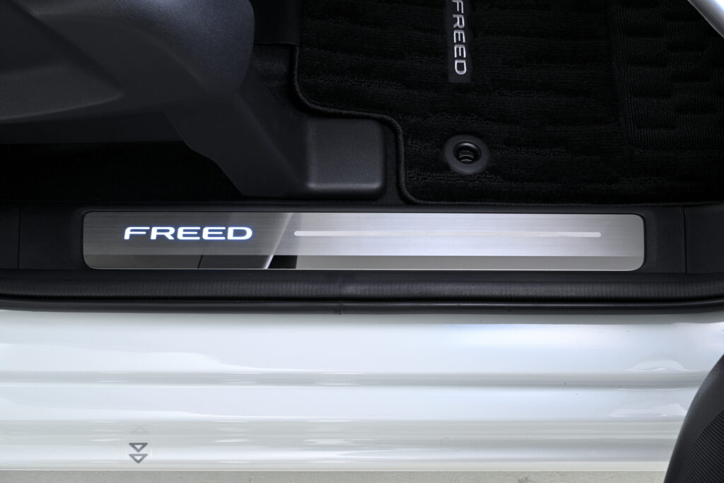 フロントドアの開閉に連動して「FREED」の車名ロゴがLEDによって発光する「サイドステップガーニッシュ」