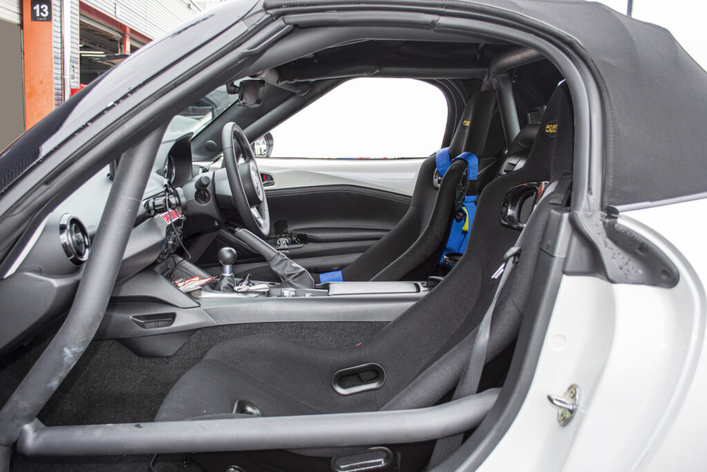 レース車両には指定部品のロールバーや、5点式以上のシートベルトの装着が義務付けられる